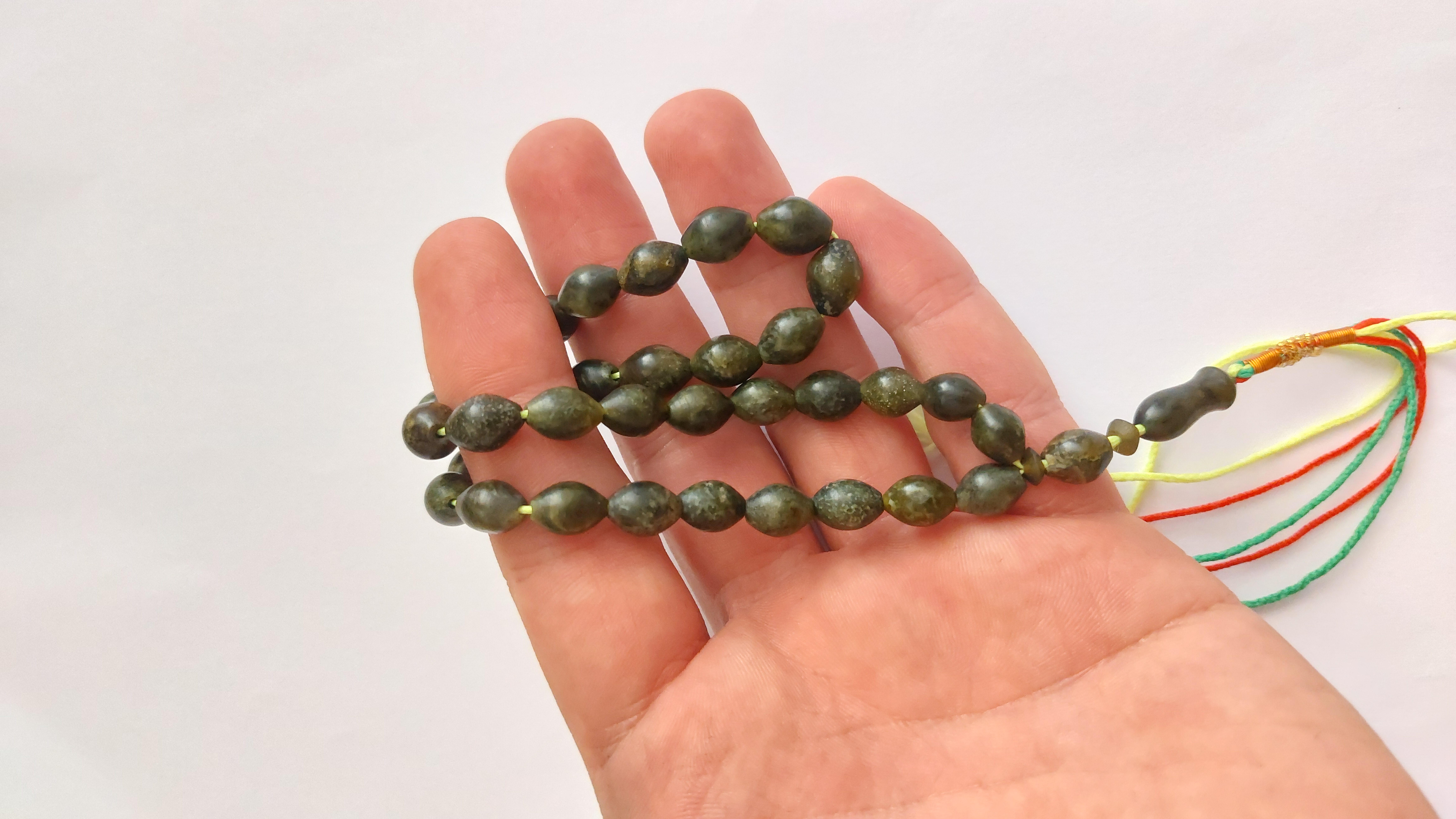تسبیح شاه مقصود ۳۳دانه اصل رنگ سبزکم رنگ و پررنگ و یشمی کلکسیونی  کد۵۵۰
